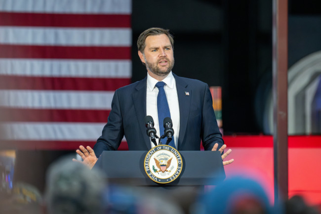Negociações de paz EUA-Irã adiadas enquanto JD Vance abandona a viagem suíça
