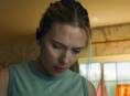 Scarlett Johansson se torna inglesa em O Casamento da Minha Mãe