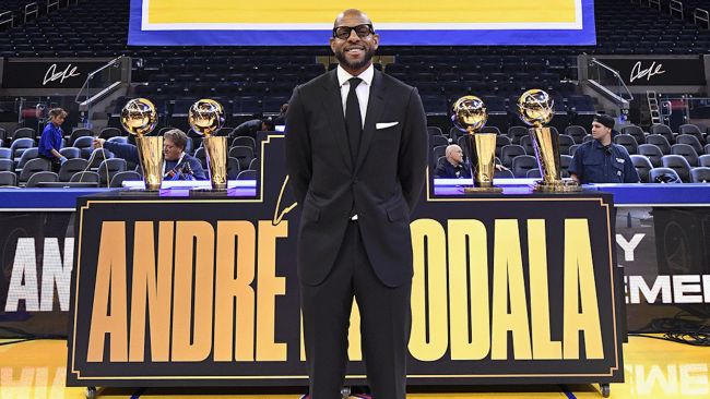 Golden State Warriors aposenta o número de Andre Iguodala, homenageando a "cola" da franquia quatro vezes vencedora
