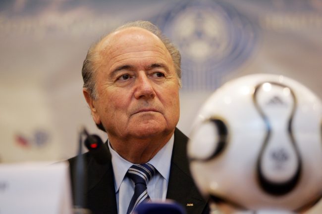 Ex-presidente da Fifa Joseph Blatter e ex-presidente da Uefa Michel Platini absolvidos de corrupção