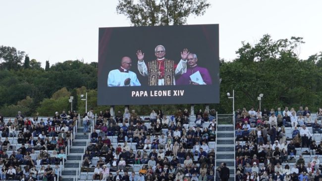 O momento em que o novo Papa Leão XIV foi anunciado no meio de uma partida de tênis em Roma