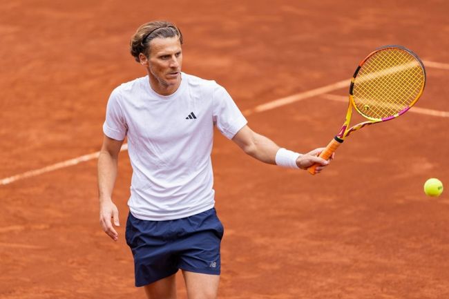 Jogador de futebol que virou tenista, Diego Forlán faz sua estreia na ATP hoje aos 45 anos