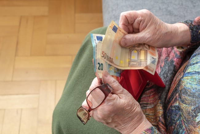 Europeus temem que as pensões estatais sejam insustentáveis, mas rejeitam opções de reforma, mostra pesquisa