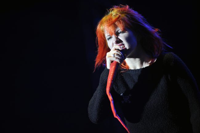 A vocalista do Paramore, Hayley Williams, lança surpresa 17 novas músicas