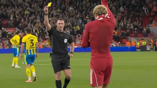 Ekitike pede desculpas por ação "estúpida" e desnecessária que levou ao cartão vermelho