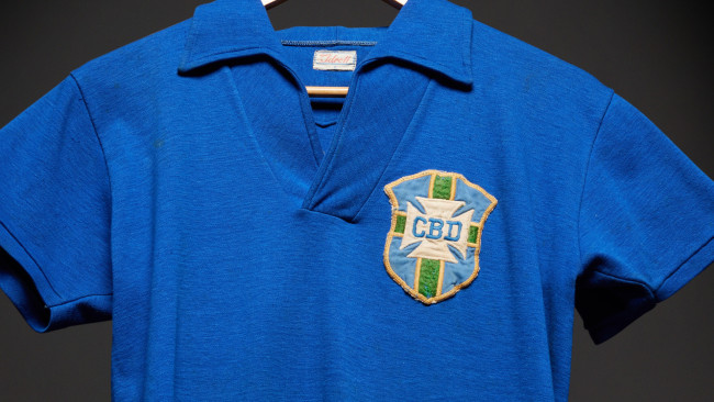 A camisa de futebol de Pelé, usada na final da Copa do Mundo de 1958, foi vendida por quase 5 milhões de dólares