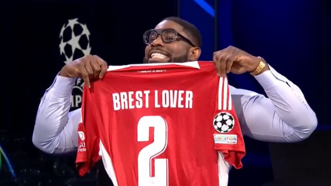 "Quem gosta de Brest?" vídeo viral da CBS é notado pelo clube francês e envia um presente em resposta