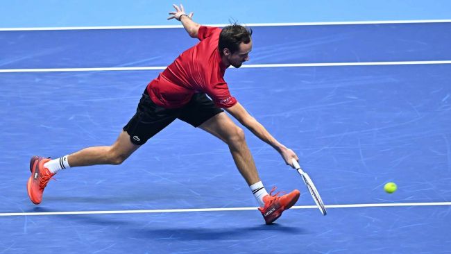 Medvedev supera seus medos e traz um bom jogo (e boas maneiras) contra De Minaur