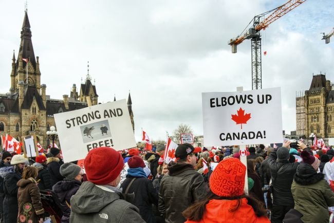 Cotovelos para cima: canadenses recuam à medida que as tensões com os Estados Unidos aumentam