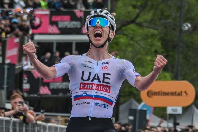 Tadej Pogacar foi assediado por fãs, e alguns colocaram adesivos em suas costas