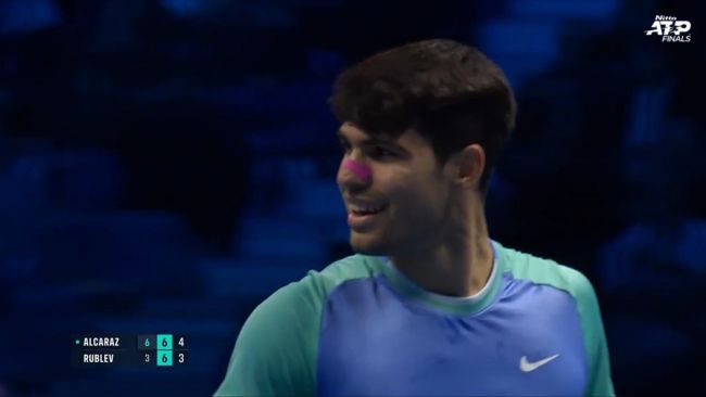 Alcaraz recupera sua faísca e se mantém no ATP Finals um pouco mais