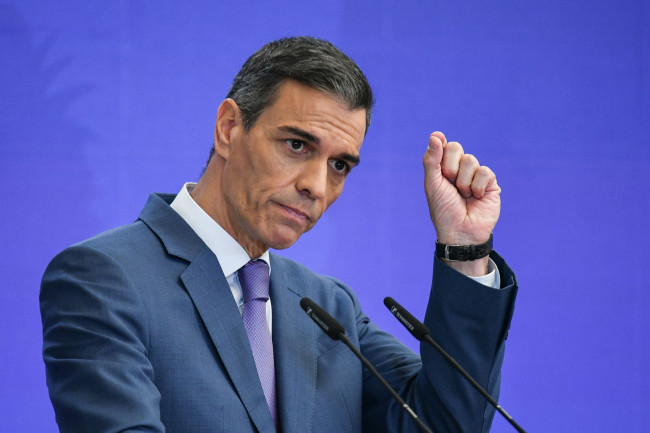 O primeiro-ministro espanhol Pedro Sánchez vai comparecer à final da Copa do Mundo, mas não Javier Milei por superstição