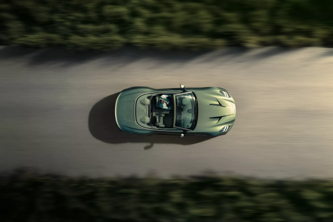 Aston Martin anuncia o imensamente poderoso Vanquish Volante