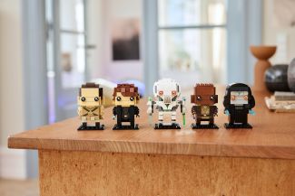 Chopper, capacetes, caças estelares e um logotipo compõem o restante da linha Star Wars Day da Lego