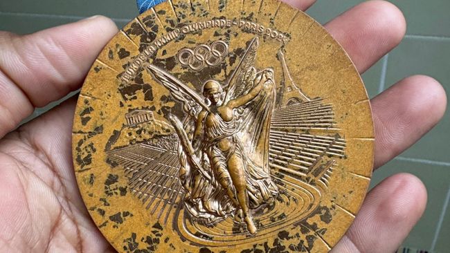 Mais de 100 medalhas de Paris 2024 foram devolvidas ao Comitê Organizador dos Jogos Olímpicos após severa degradação