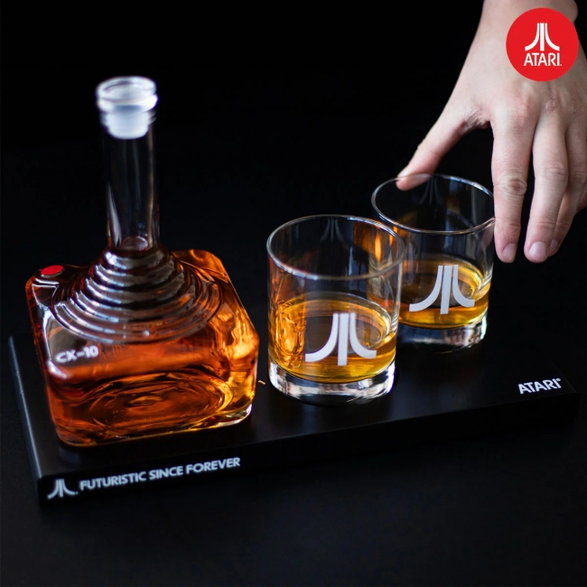 Atari lança elegante decantador de uísque projetado como um joystick retrô