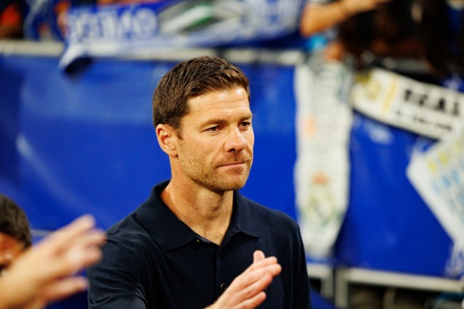 Xabi Alonso reclama do árbitro em possível pênalti contra Vinícius