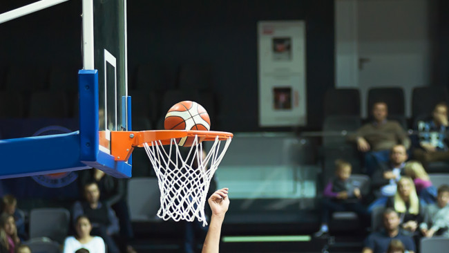 Estrela novata dos Charlotte Hornets se torna a jogadora mais rápida a acertar 200 bolas de três na história da NBA