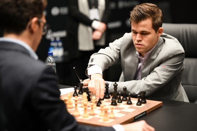 Federação Internacional de Xadrez readmite superastro do xadrez Magnus Carlsen após ser expulso por usar jeans