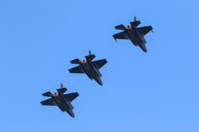 Reino Unido comprará caças capazes de transportar armas nucleares