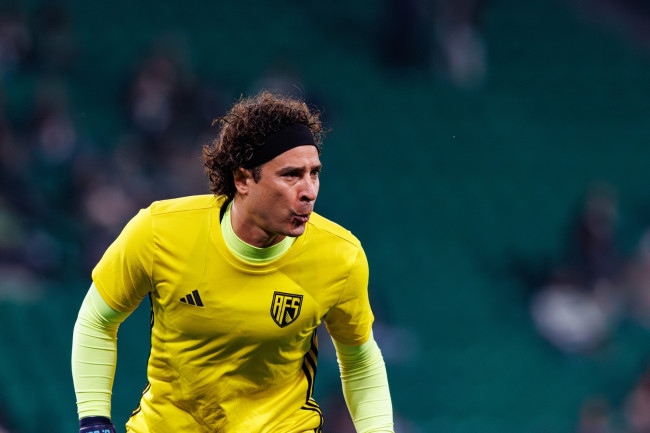 O lendário goleiro mexicano Guillermo Ochoa recebe aplausos durante a última participação na Copa do Mundo