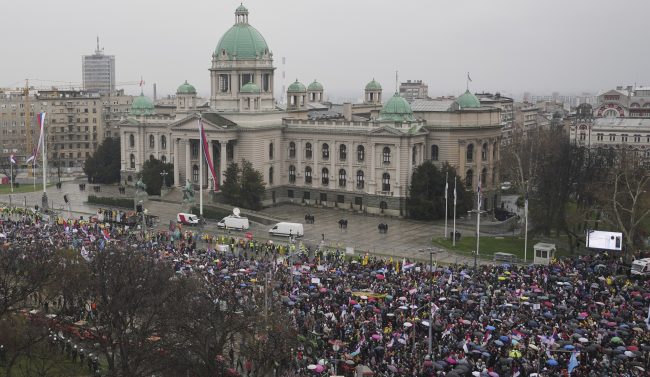 Belgrado vê o maior protesto contra o governo em décadas