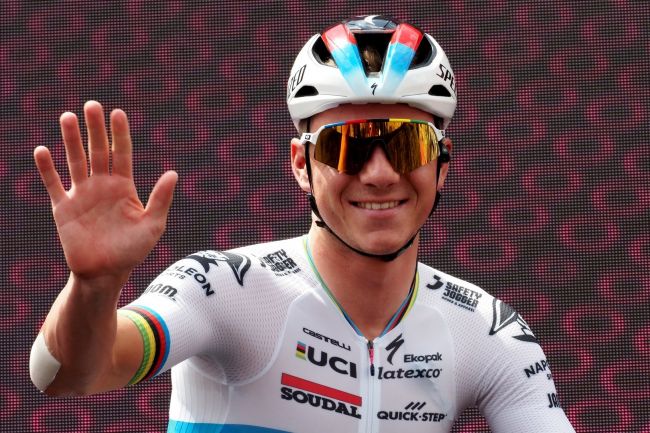 Remco Evenepoel vence o primeiro contrarrelógio do Tour de France e Pogacar lidera a classificação geral