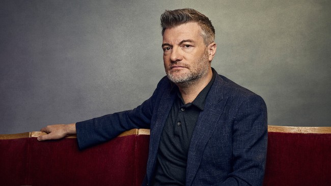 O criador de Black Mirror, Charlie Brooker, se une a Paddy Considine para o thriller policial da Netflix