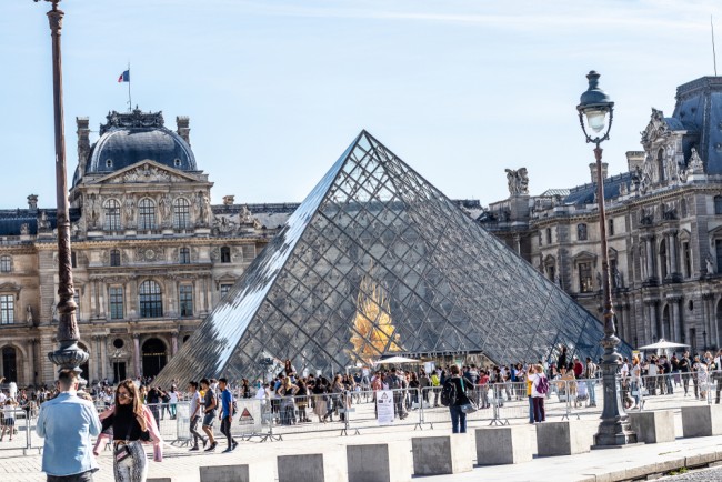 O Louvre permanecerá fechado na segunda-feira devido à greve