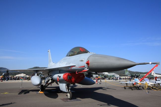 Caças sul-coreanos lançam bombas acidentalmente em área civil