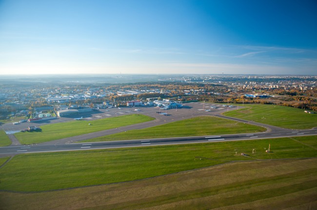 Aeroporto de Vilnius retoma operações após destroço de balão