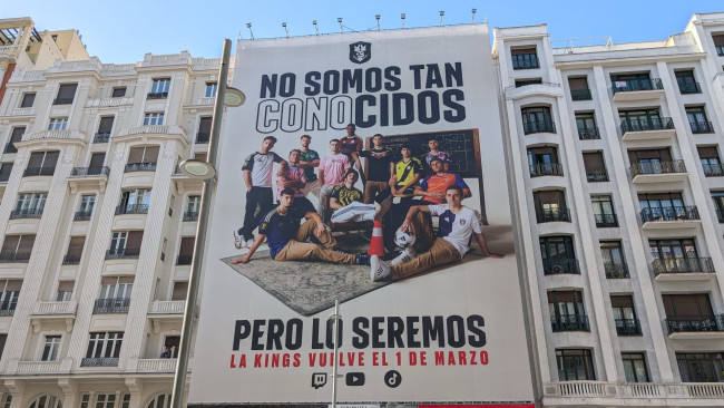 Gerard Piqué zomba de Álvaro Arbeloa em uma faixa viral no centro de Madri