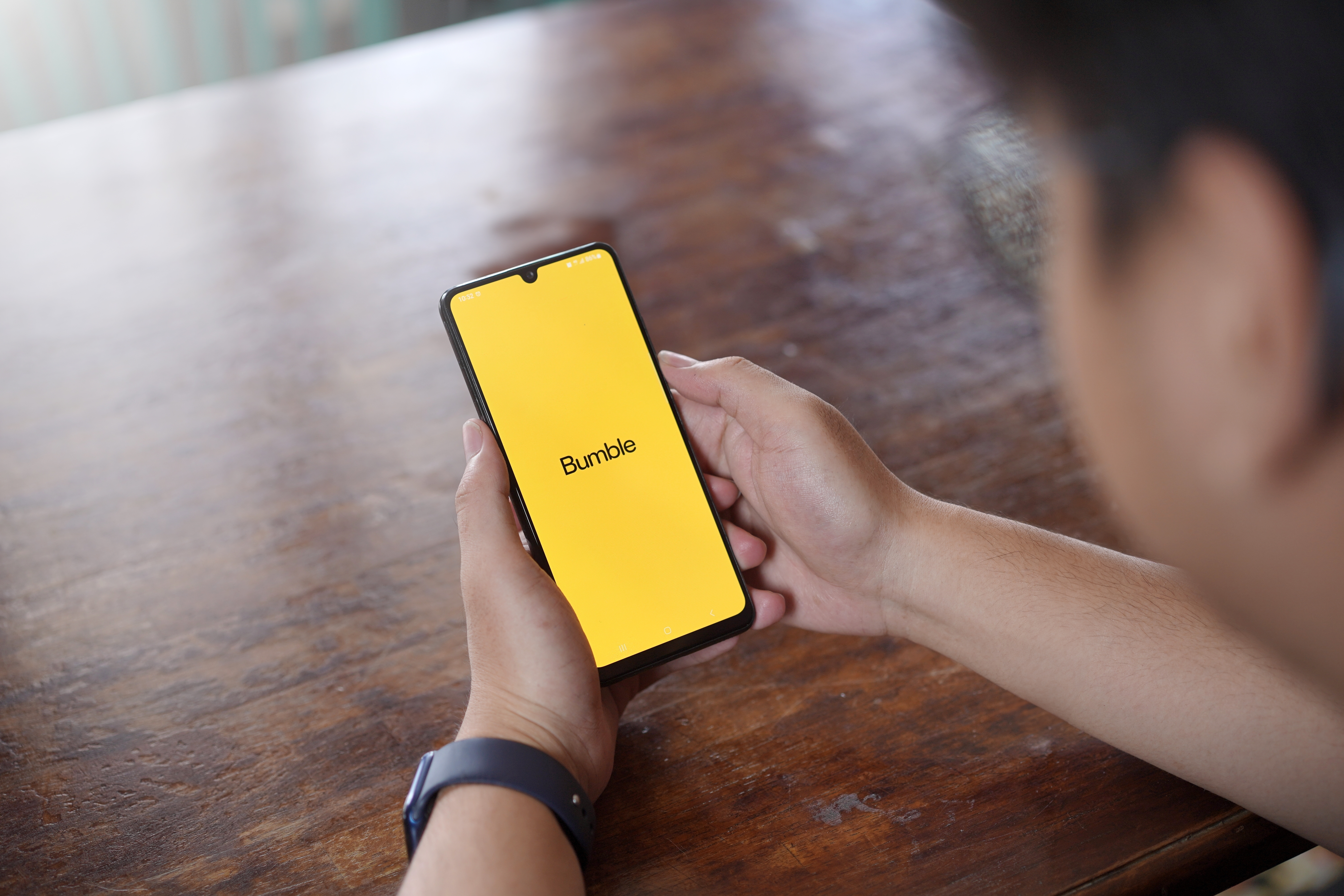 O aplicativo de namoro Bumble abandona sua regra única que obriga as mulheres a darem o primeiro passo