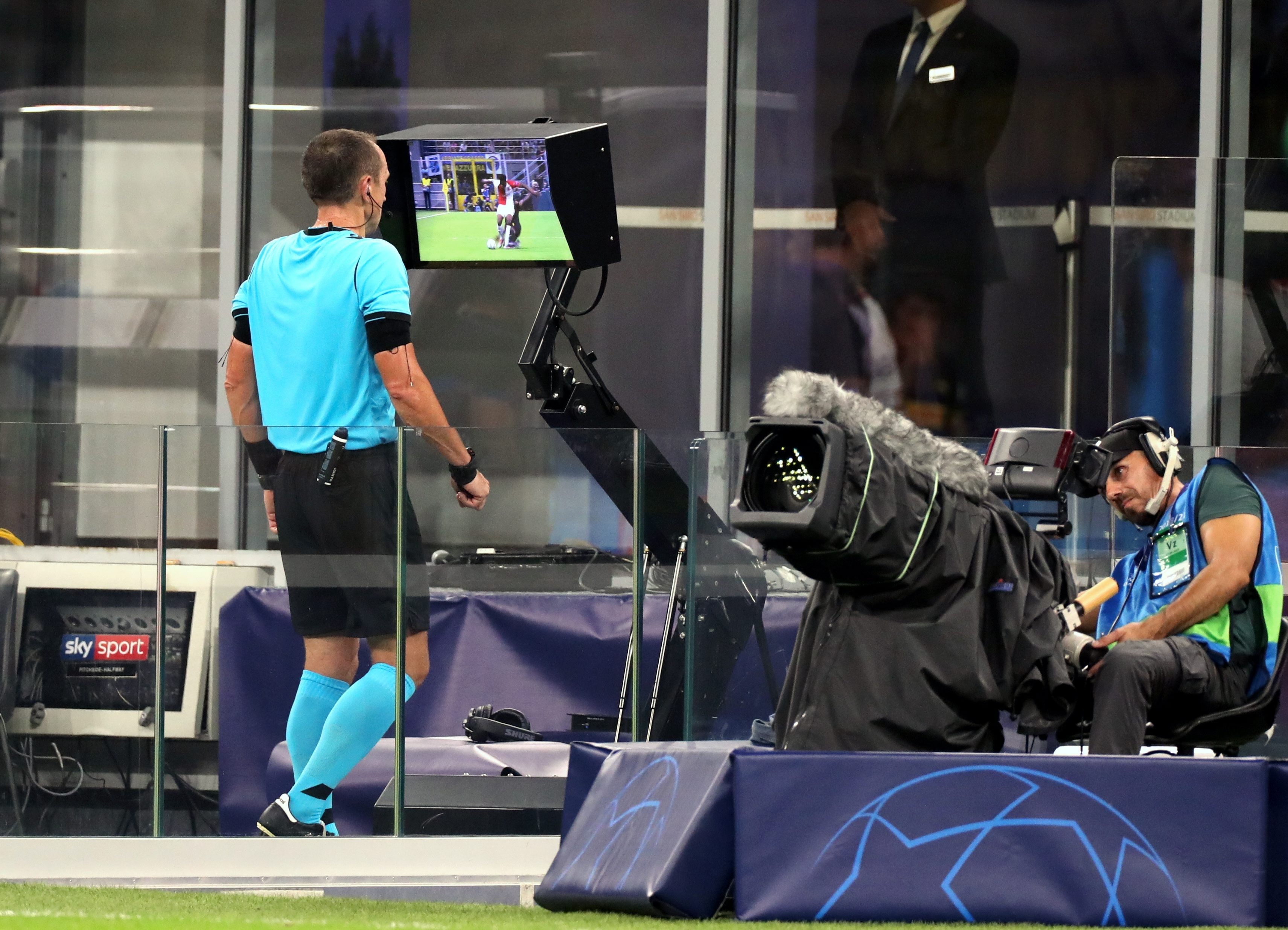 A UEFA lançou uma biblioteca de vídeos para mostrar o uso correto do VAR, esperando proporcionar maior clareza e transparência