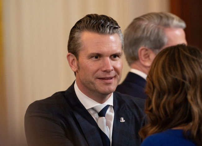 Hegseth vai se reunir com CEO da Anthropic sobre IA militar
