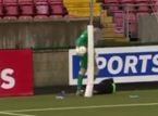 Esc&acirc;ndalo no futebol da Irlanda do Norte depois que um goleiro aparentemente empurra um menino de bola para o ch&atilde;o
