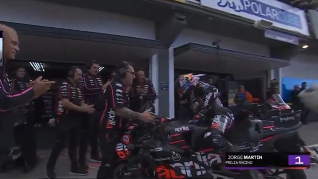 No momento em que Jorge Martín se aposenta do GP de Valência, sob os calorosos aplausos da Aprilia