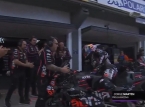 No momento em que Jorge Mart&iacute;n se aposenta do GP de Val&ecirc;ncia, sob os calorosos aplausos da Aprilia