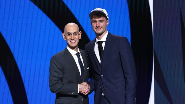 Dallas Mavericks recebe Cooper Flagg como escolha nº 1 no Draft da NBA 2025