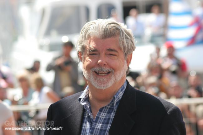 Tom Cruise grita "Agradecemos, George" durante o discurso de George Lucas no Saturn Awards