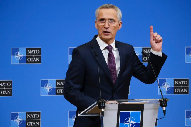 Jens Stoltenberg assume novo papel como ministro das Finanças da Noruega em meio ao colapso do governo