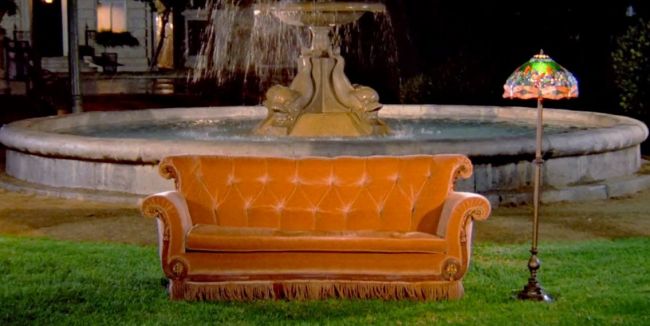 O icônico sofá Friends Central Perk acaba de ser vendido em leilão por quase US$ 30.000