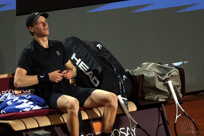 Jannik Sinner se aposenta do Shanghai Open mancando