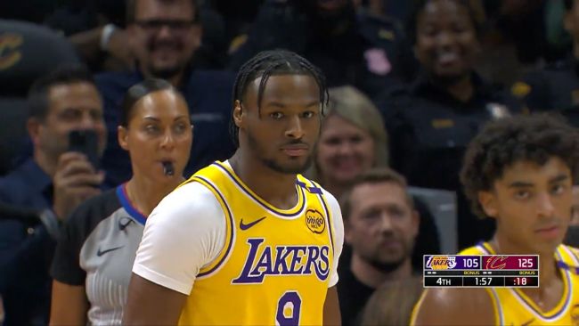 Lakers tropeça em Cleveland, mas o público aplaude Bronny James em sua primeira pontuação na NBA