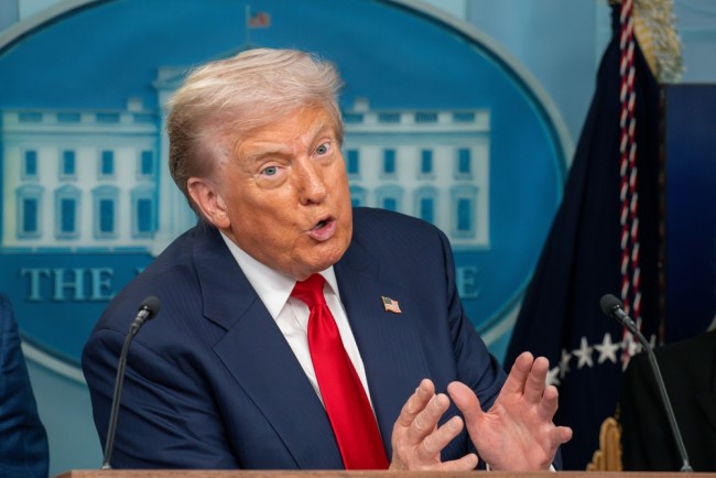 Trump promete "pausar permanentemente" a migração de "países do terceiro mundo" após o tiroteio em DC