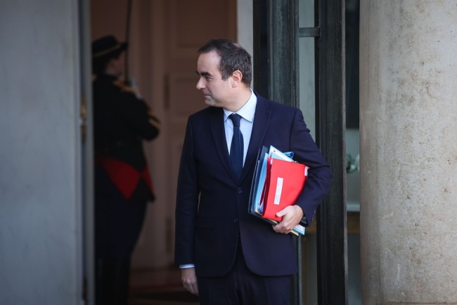 Governo francês sobrevive a votos de desconfiança sobre o orçamento de 2026