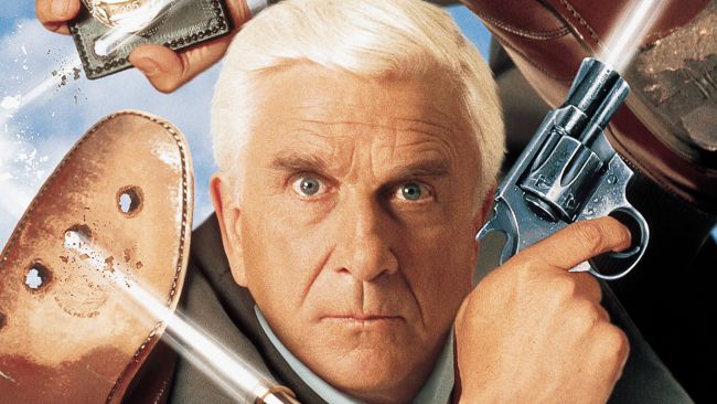 Frank Drebin enfrenta Los Iluminados em Resident Evil 4 spoof