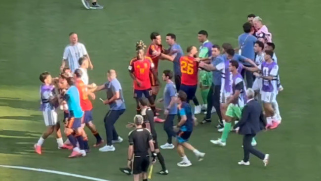 Comportamento antidesportivo da Argentina: ataque repugnante de Paredes e afronta na celebração