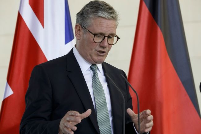 Starmer endurece regras de imigração em meio à crescente pressão de Farage