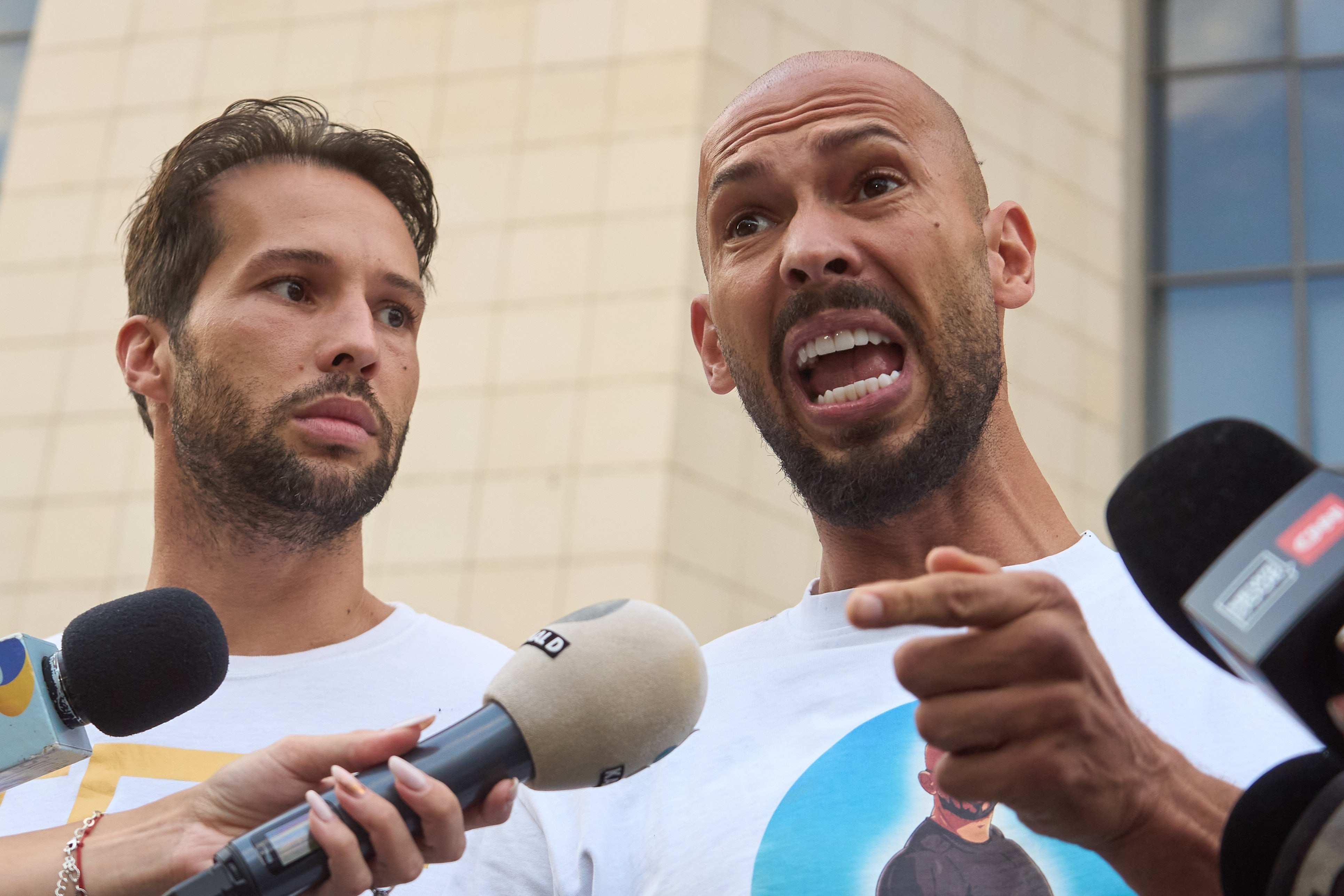 Andrew e Tristan Tate presos nos Estados Unidos após 38 novas acusações terem sido feitas contra a dupla